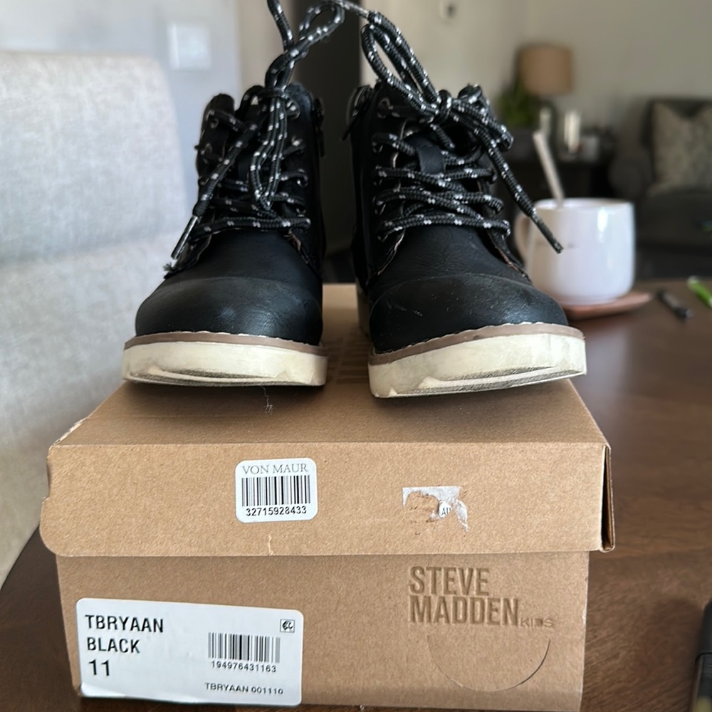 Steven madden leather Black boots size 11(toddler)